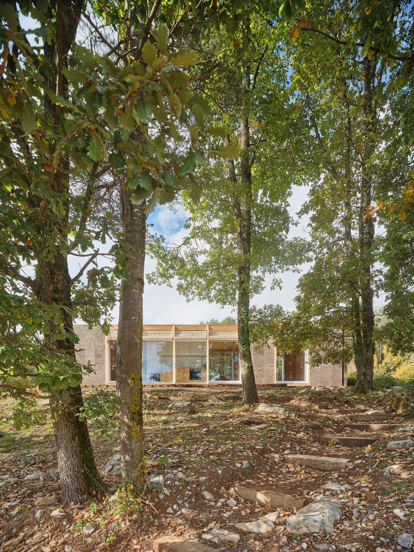 Casa Bosc por Ágora Arquitectura. Fotografía por Adrià Goulà.