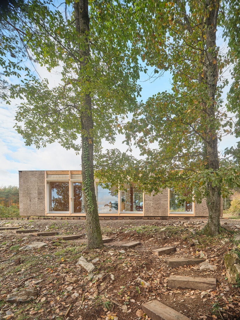 Casa Bosc por Ágora Arquitectura. Fotografía por Adrià Goulà.