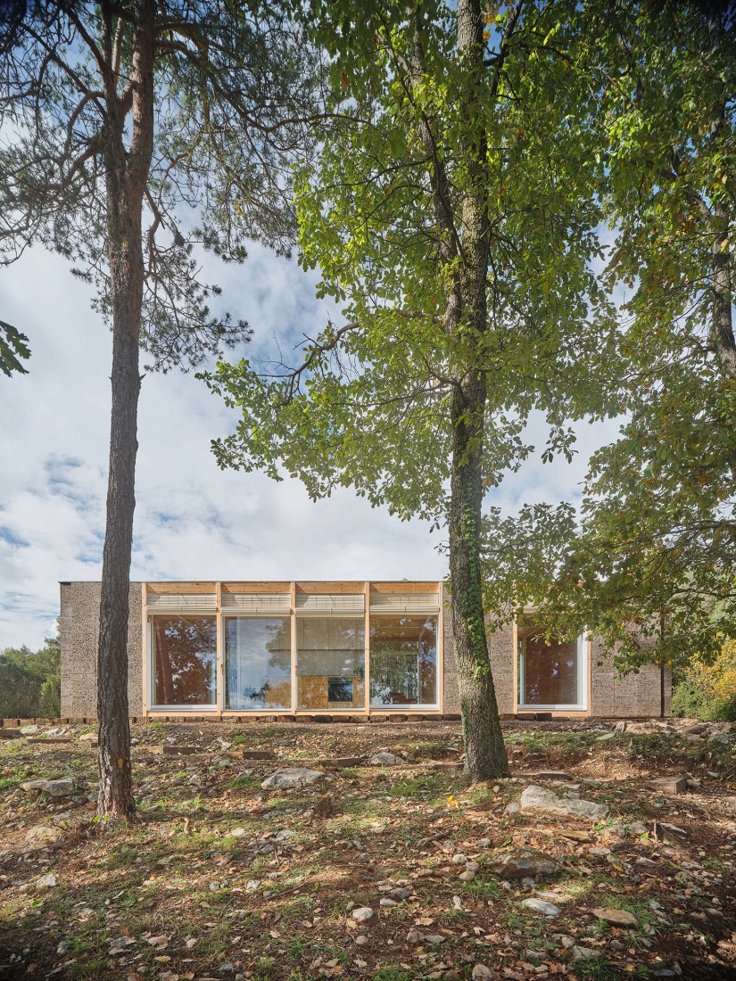 Casa Bosc por Ágora Arquitectura. Fotografía por Adrià Goulà.