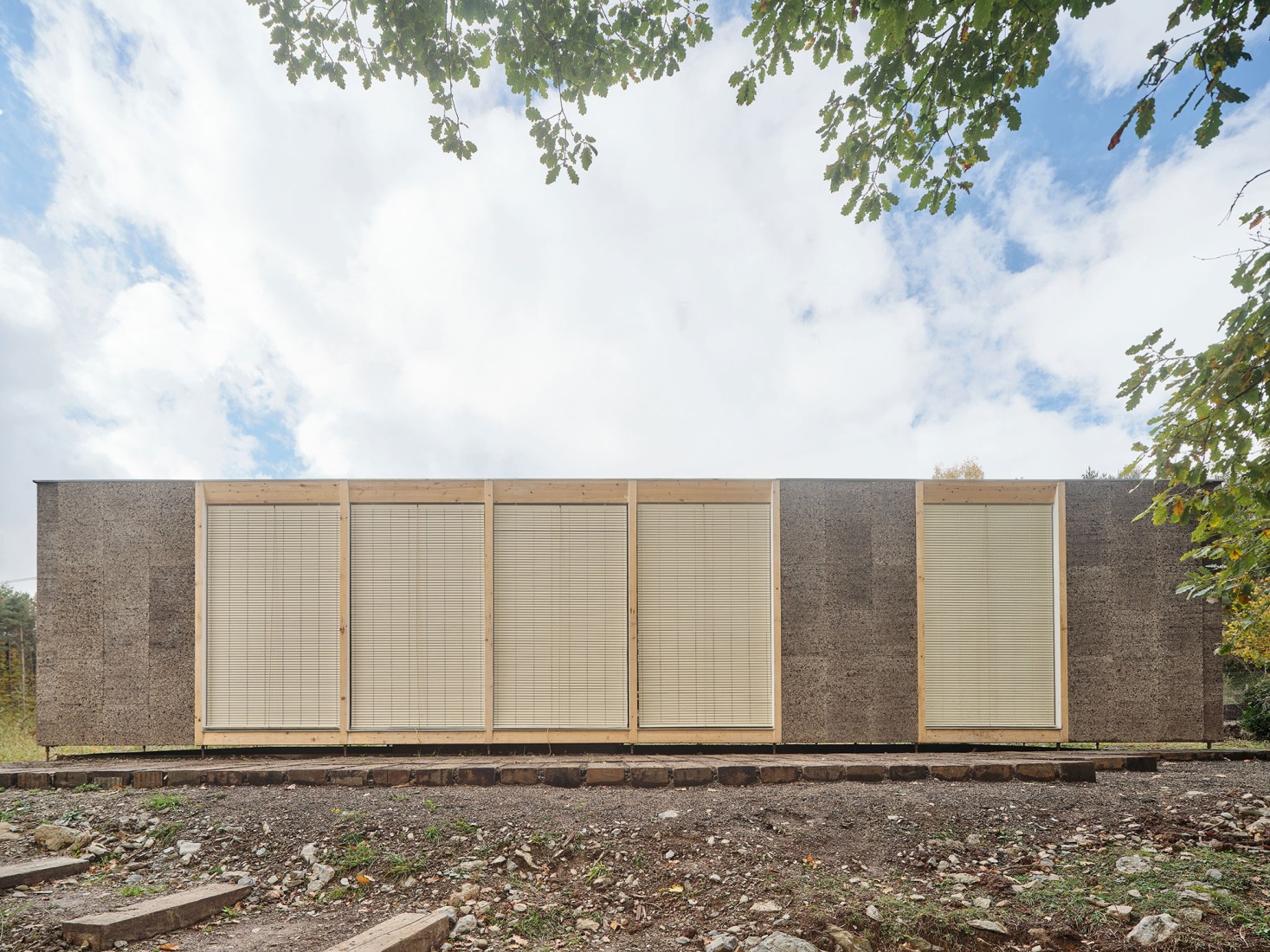 Casa Bosc por Ágora Arquitectura. Fotografía por Adrià Goulà.