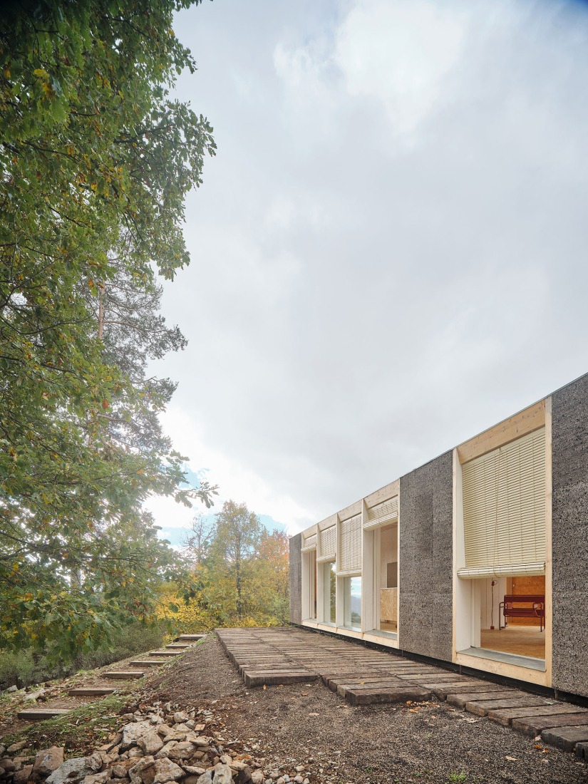 Casa Bosc por Ágora Arquitectura. Fotografía por Adrià Goulà.