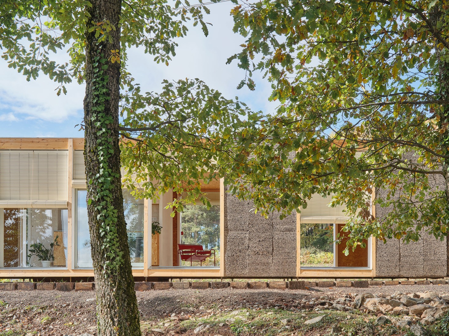 Casa Bosc por Ágora Arquitectura. Fotografía por Adrià Goulà.