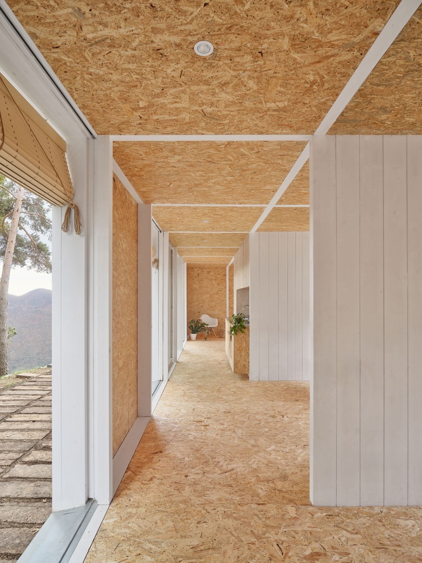 Casa Bosc por Ágora Arquitectura. Fotografía por Adrià Goulà.