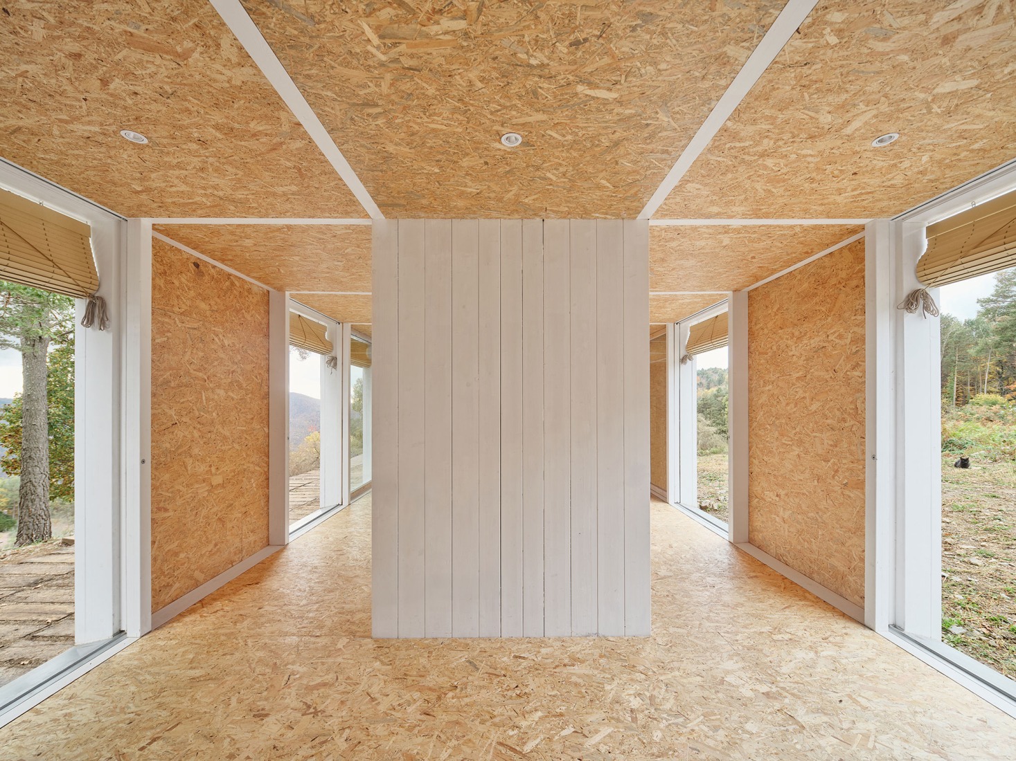 Casa Bosc por Ágora Arquitectura. Fotografía por Adrià Goulà.