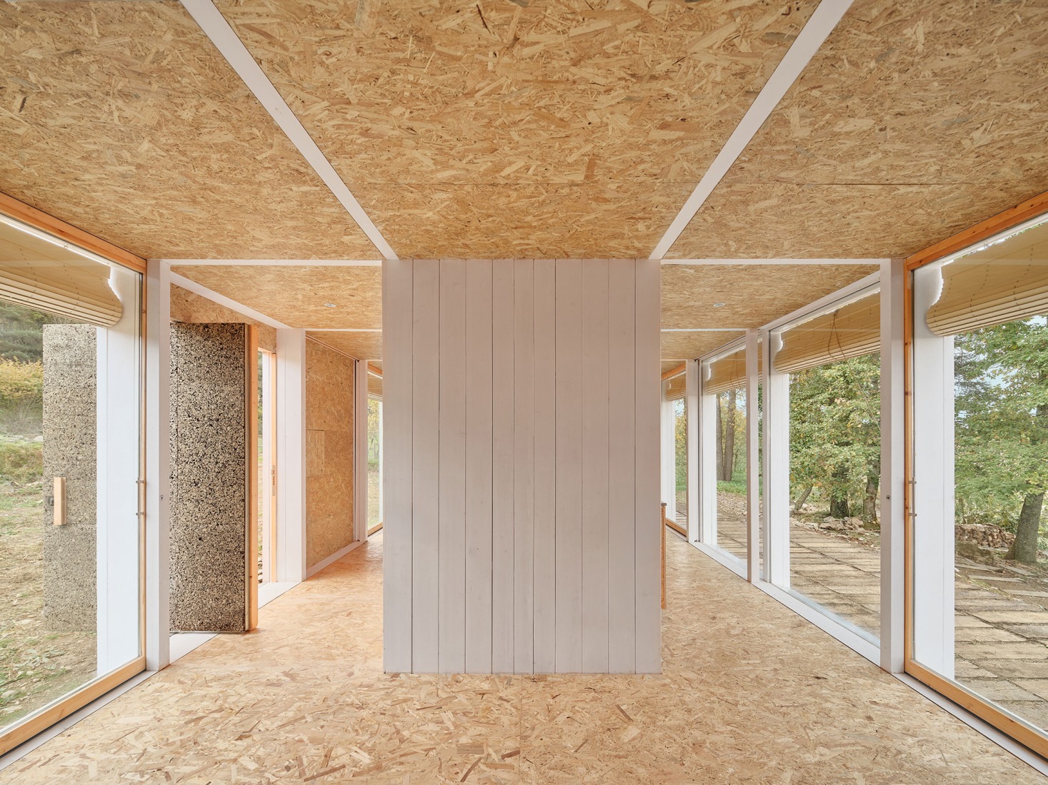 Casa Bosc por Ágora Arquitectura. Fotografía por Adrià Goulà.