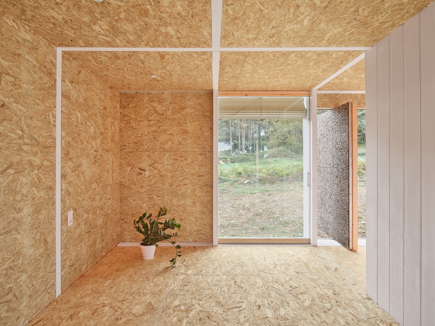 Casa Bosc por Ágora Arquitectura. Fotografía por Adrià Goulà.