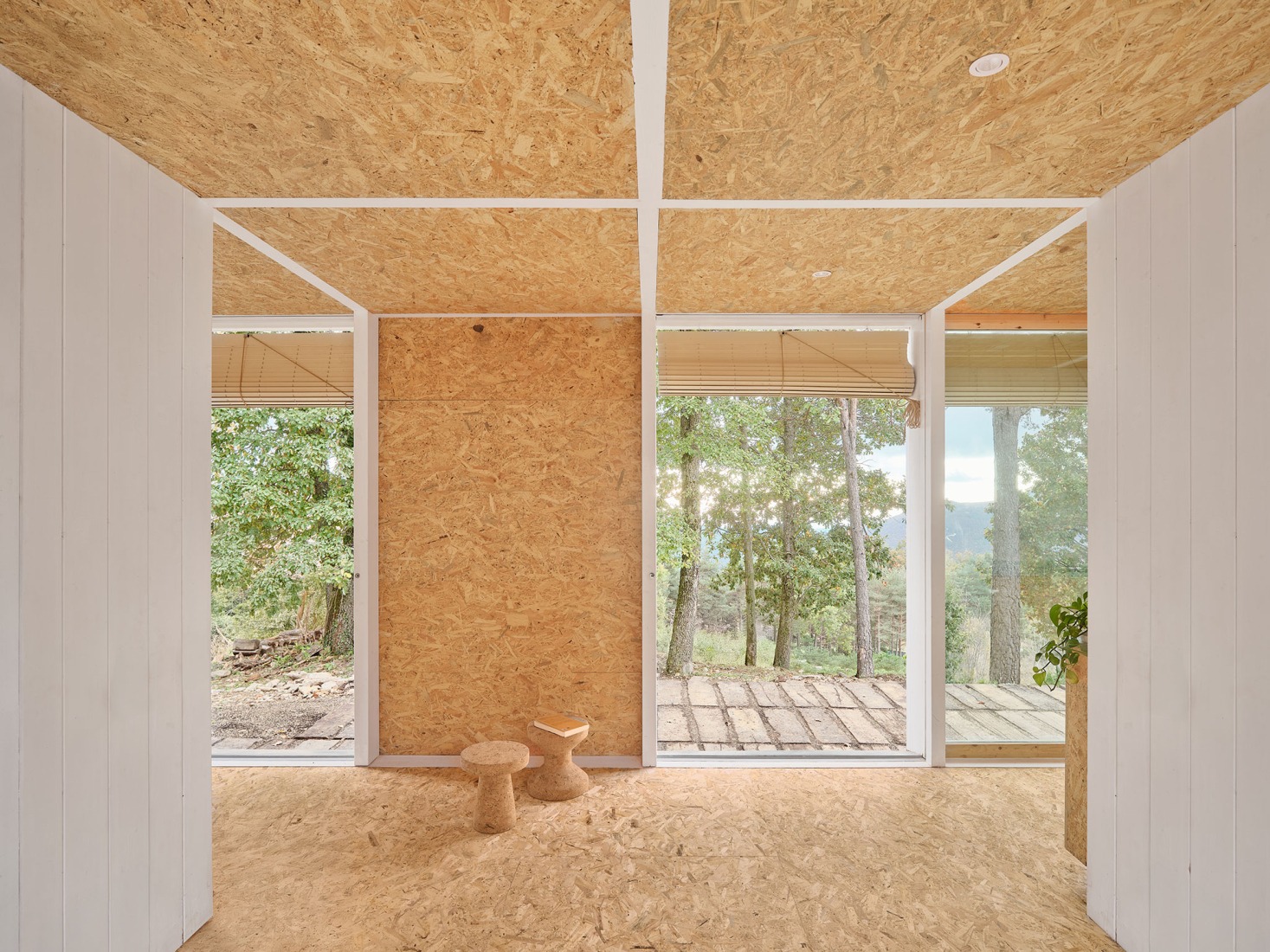 Casa Bosc por Ágora Arquitectura. Fotografía por Adrià Goulà.