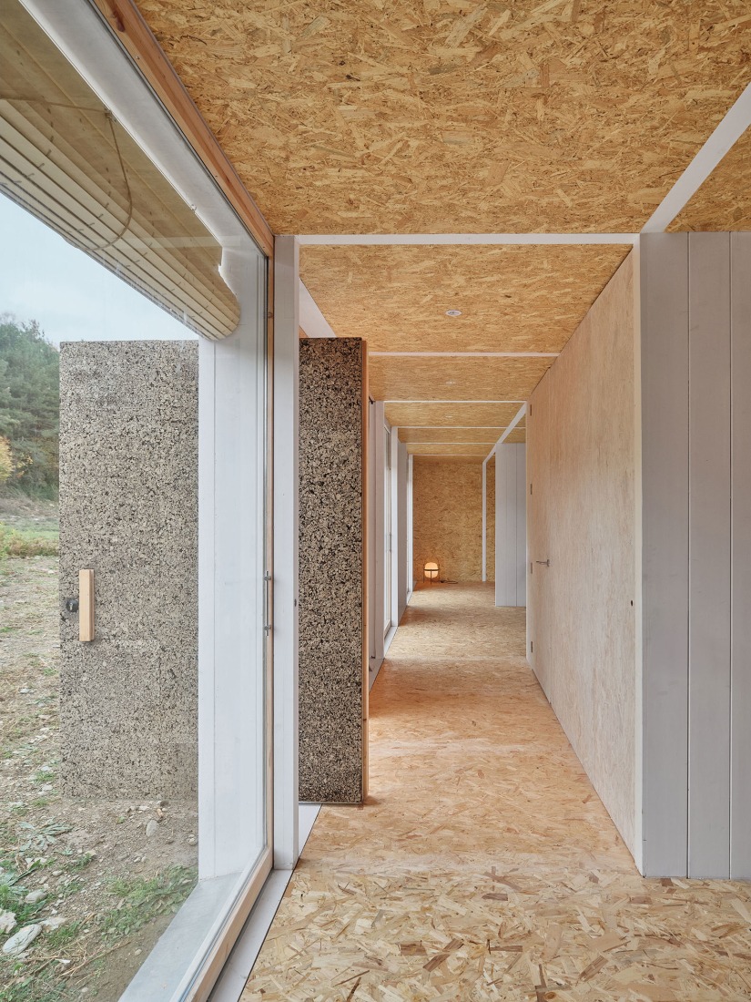 Casa Bosc por Ágora Arquitectura. Fotografía por Adrià Goulà.