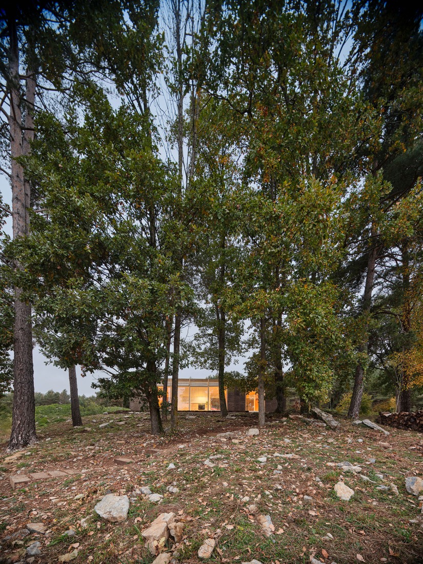 Casa Bosc por Ágora Arquitectura. Fotografía por Adrià Goulà.