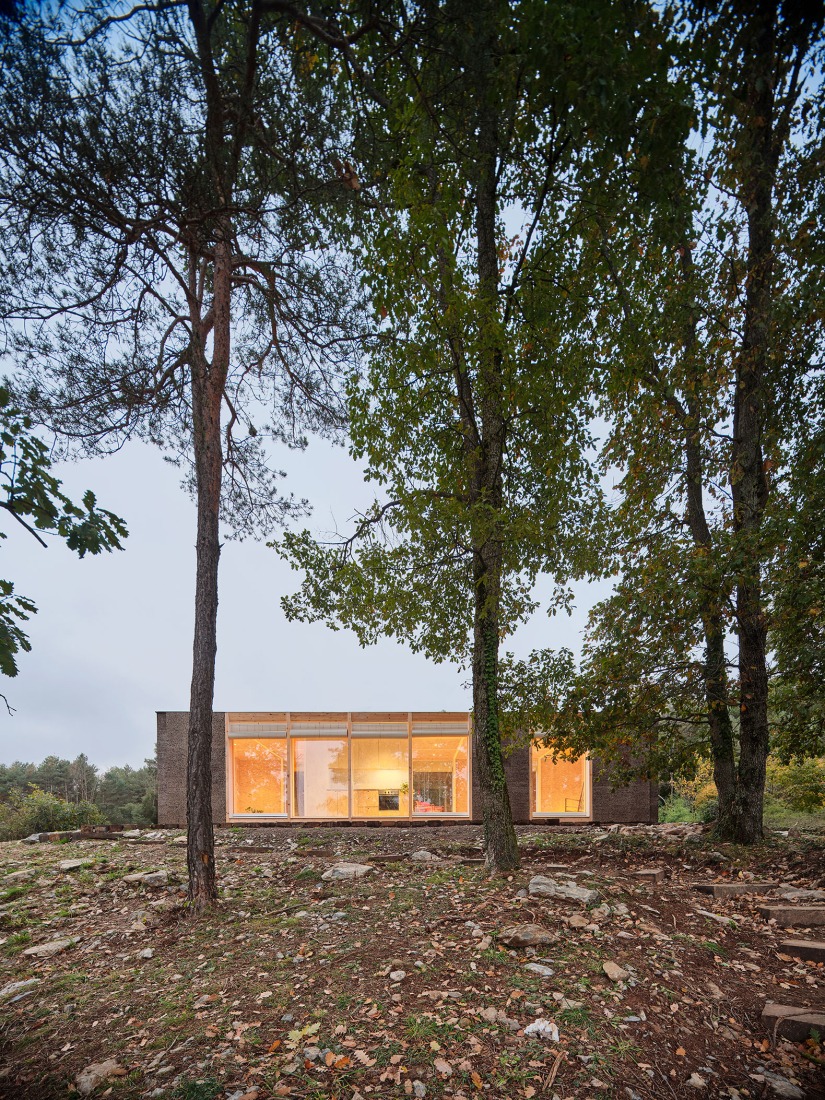 Casa Bosc por Ágora Arquitectura. Fotografía por Adrià Goulà.