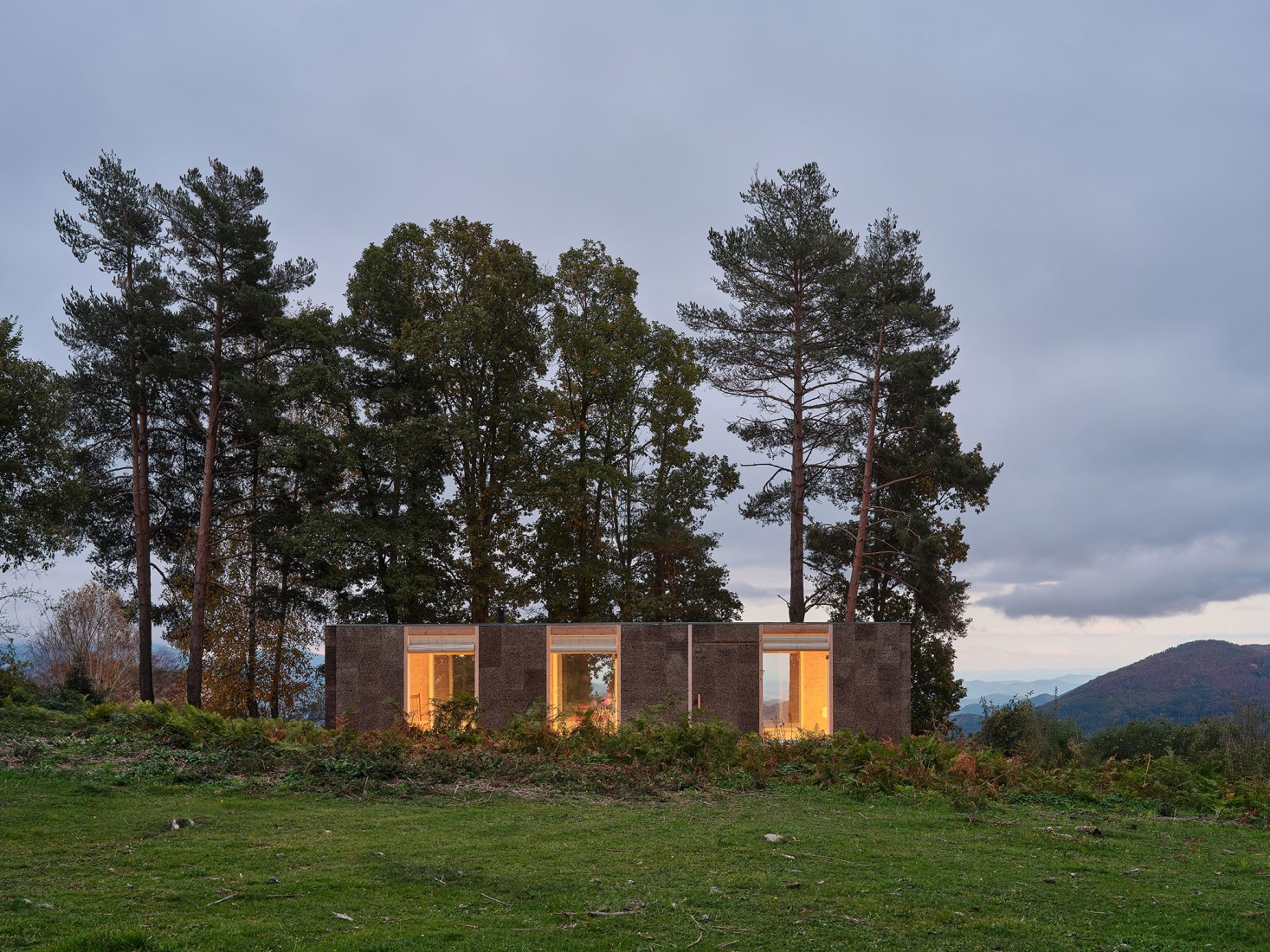 Casa Bosc por Ágora Arquitectura. Fotografía por Adrià Goulà.