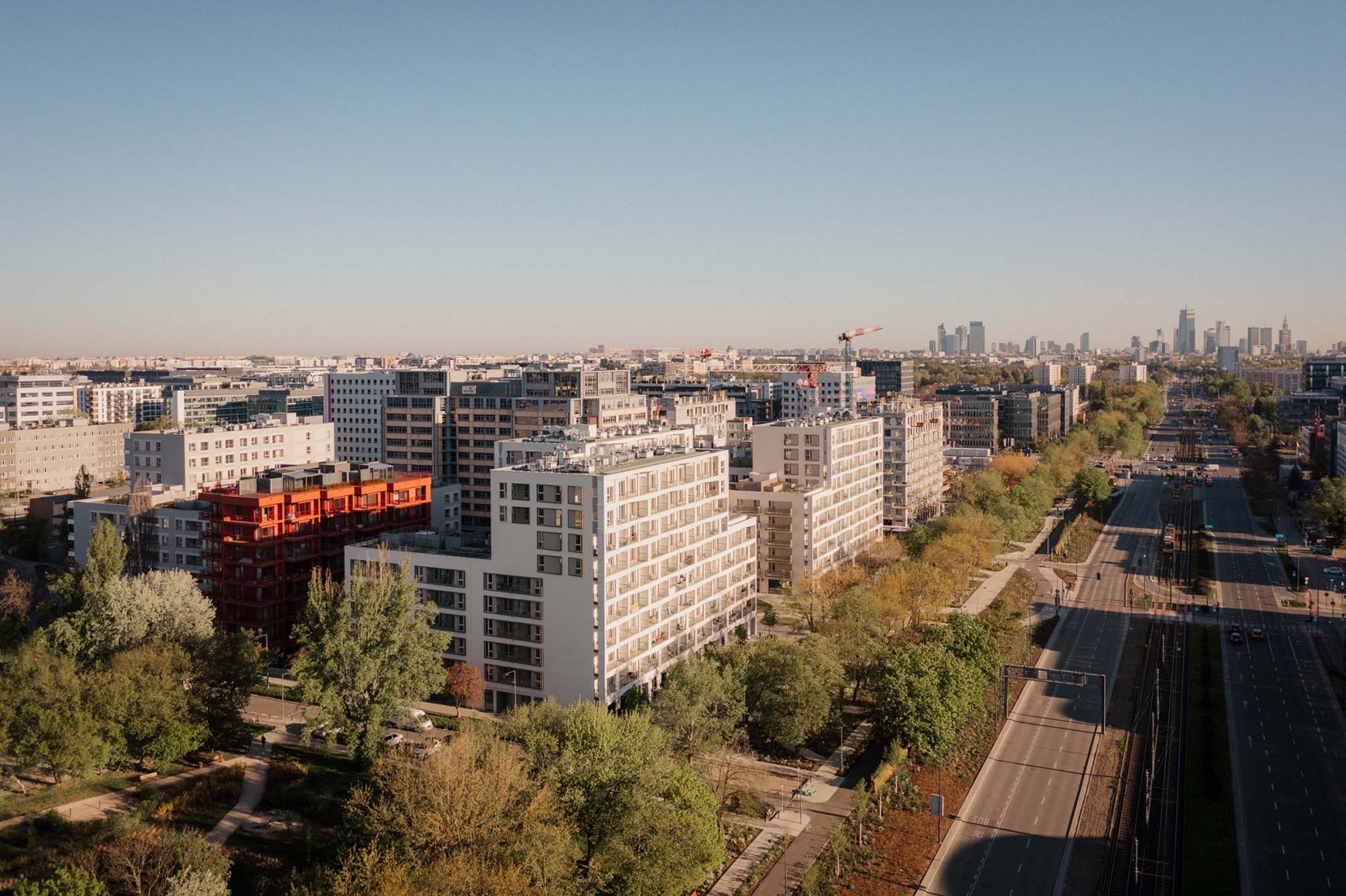 Mokotów moderno por BBGK Architekci. Fotografía por Nate Cook.