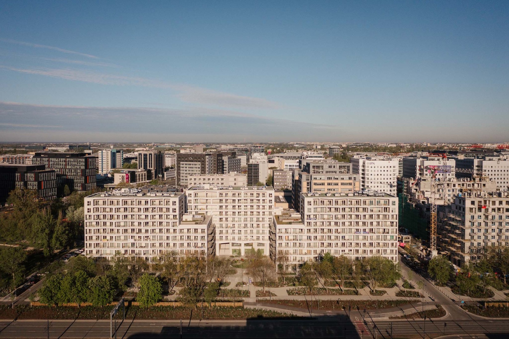 Mokotów moderno por BBGK Architekci. Fotografía por Nate Cook.