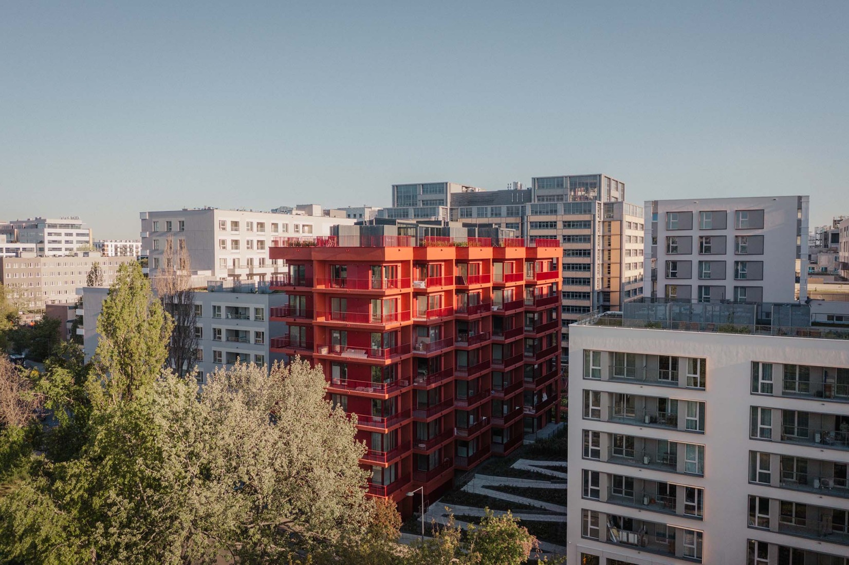 Mokotów moderno por BBGK Architekci. Fotografía por Nate Cook.