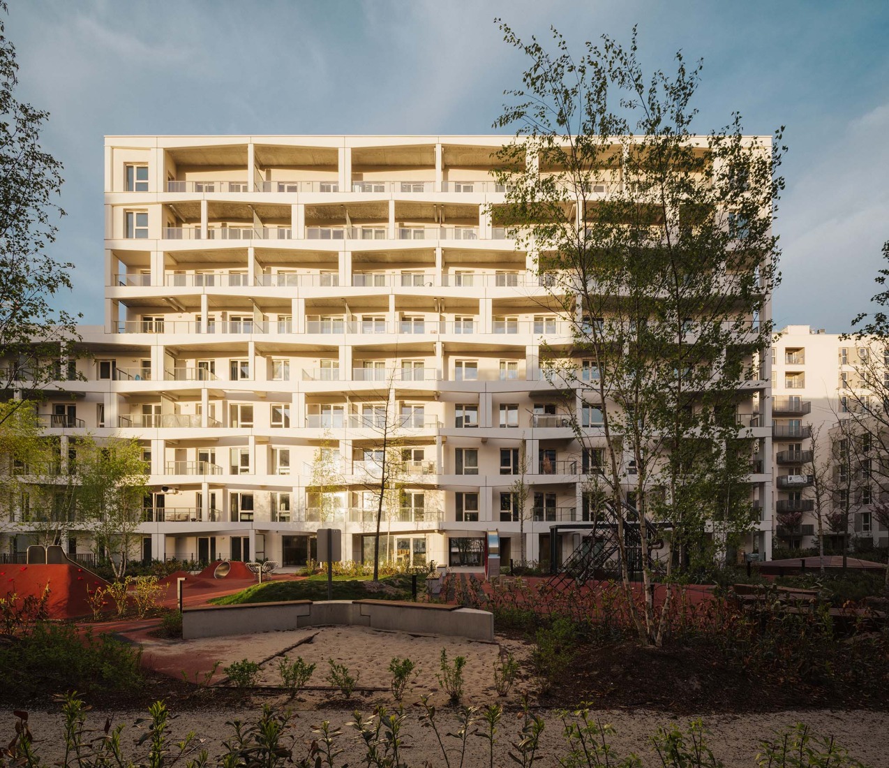 Mokotów moderno por BBGK Architekci. Fotografía por Nate Cook.