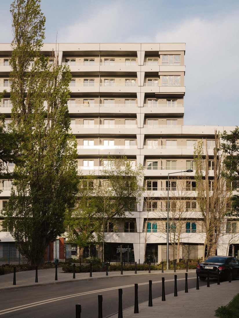 Mokotów moderno por BBGK Architekci. Fotografía por Nate Cook.