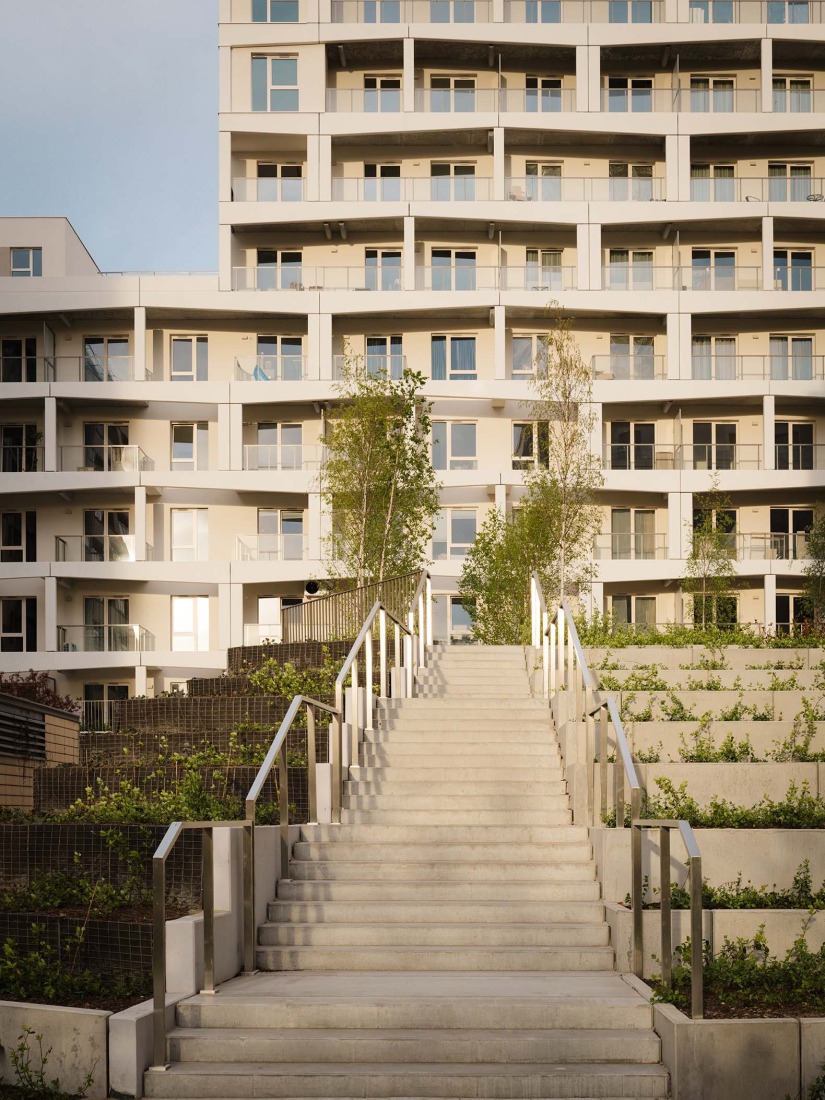 Mokotów moderno por BBGK Architekci. Fotografía por Nate Cook.