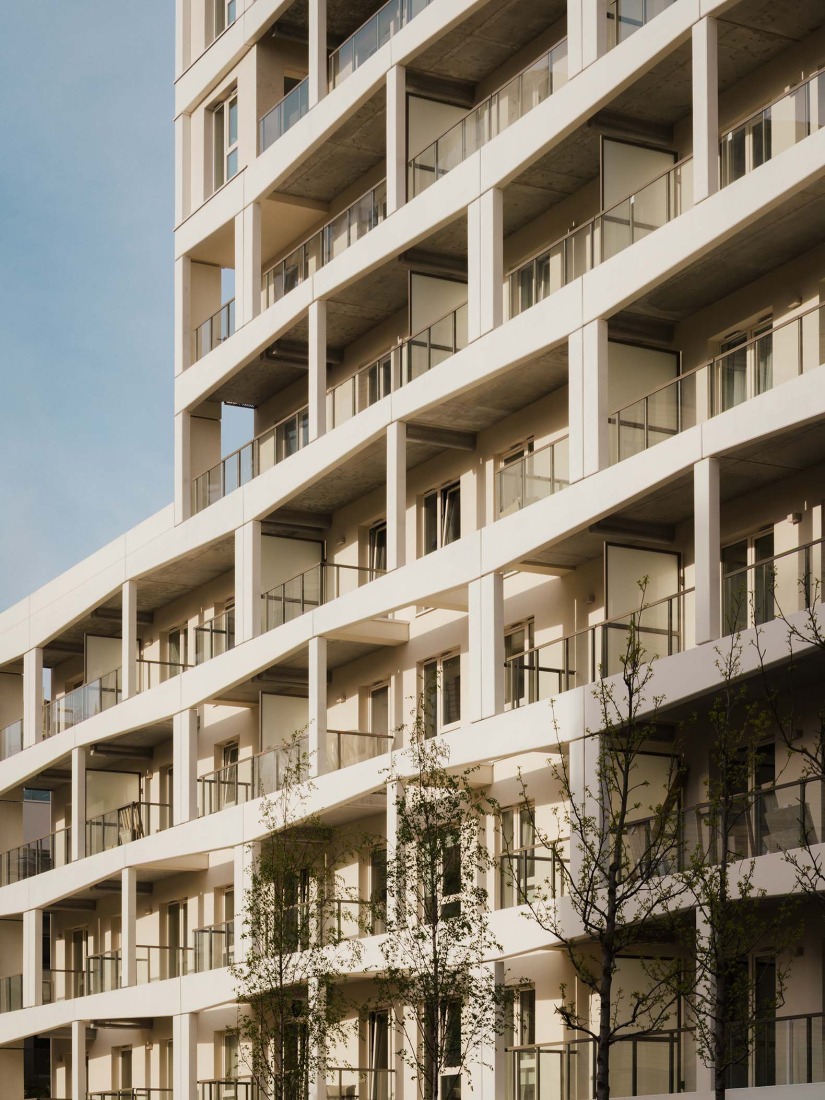 Mokotów moderno por BBGK Architekci. Fotografía por Nate Cook.