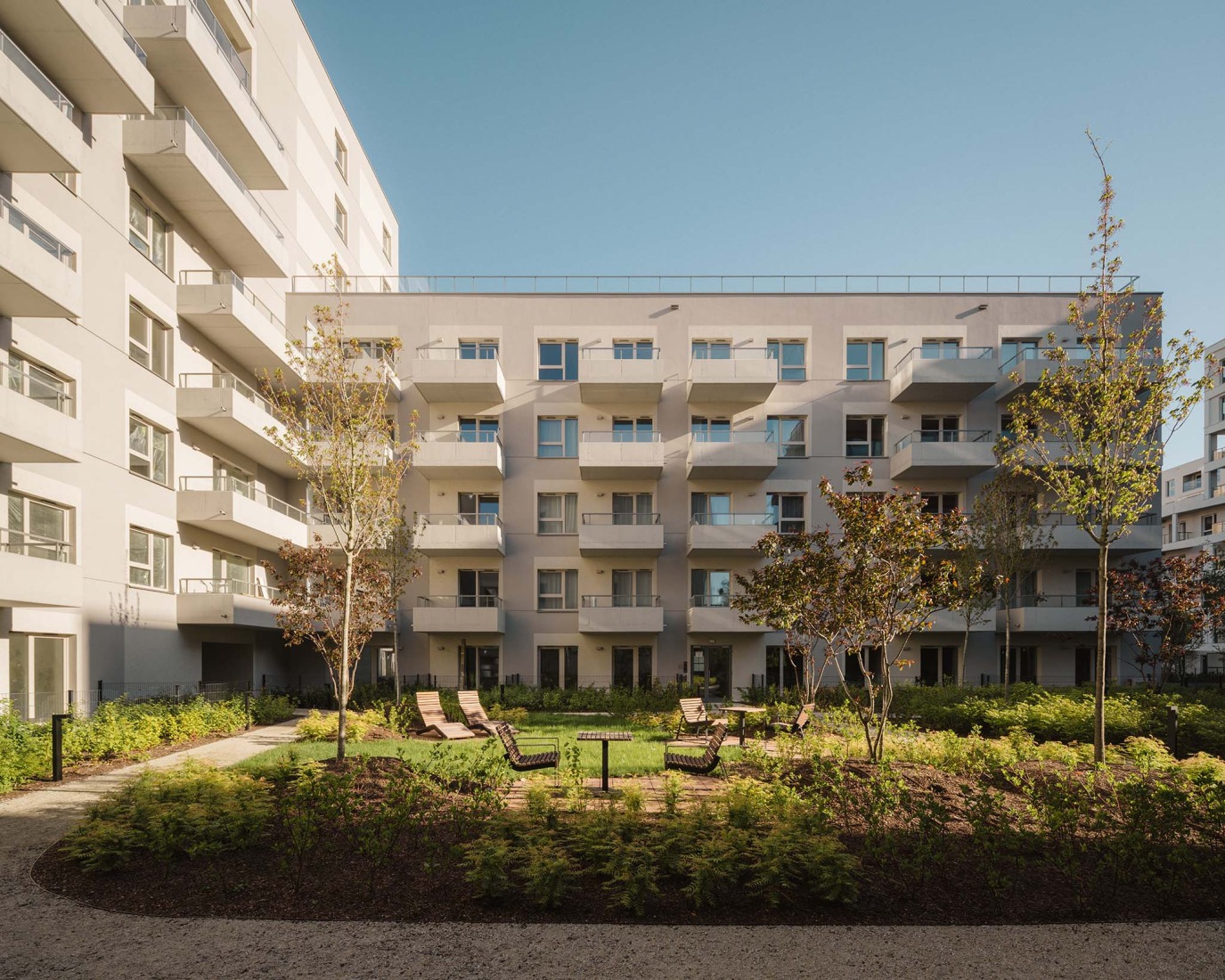 Mokotów moderno por BBGK Architekci. Fotografía por Nate Cook.