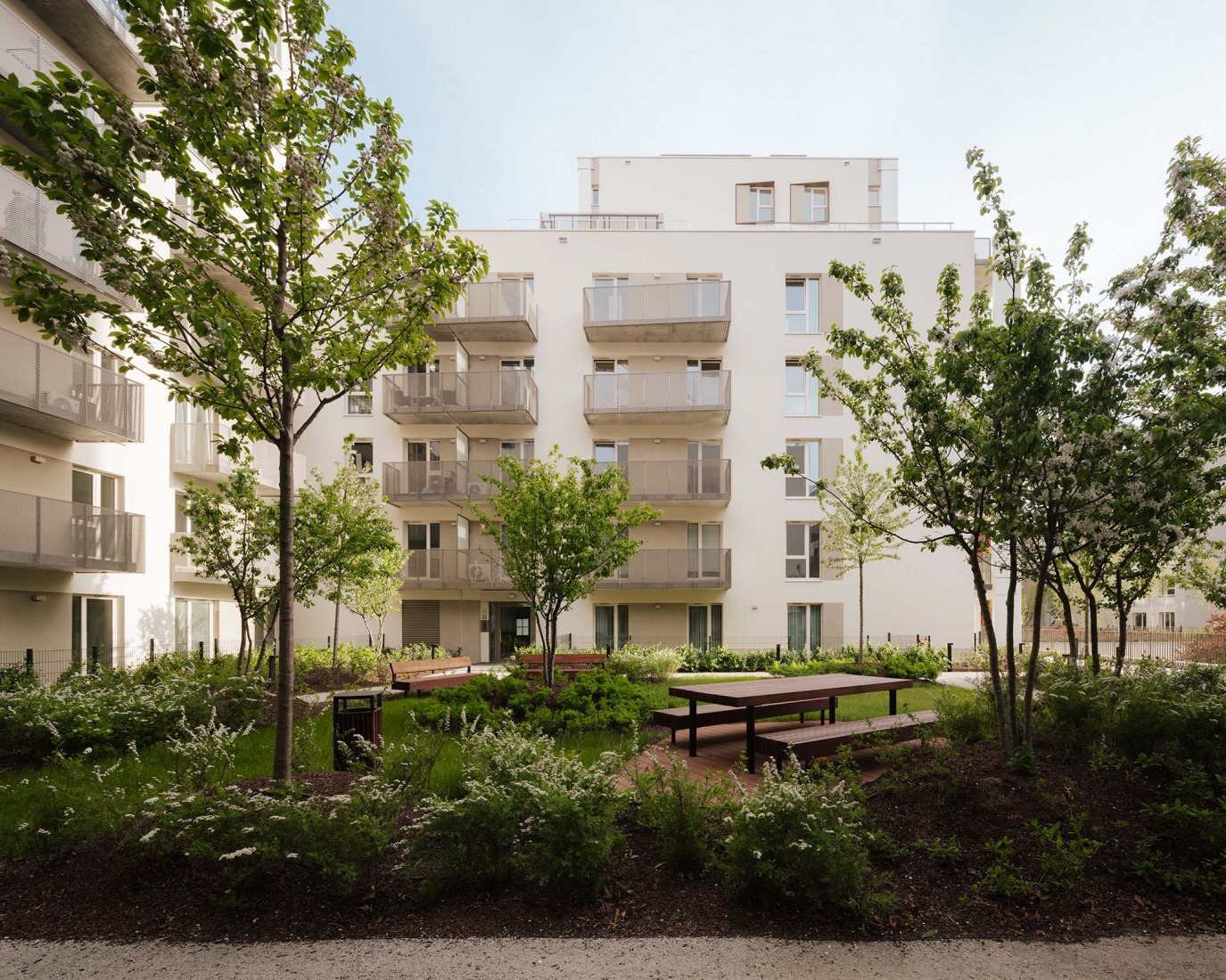Mokotów moderno por BBGK Architekci. Fotografía por Nate Cook.