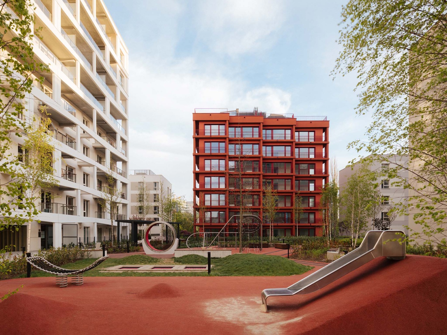 Mokotów moderno por BBGK Architekci. Fotografía por Nate Cook.