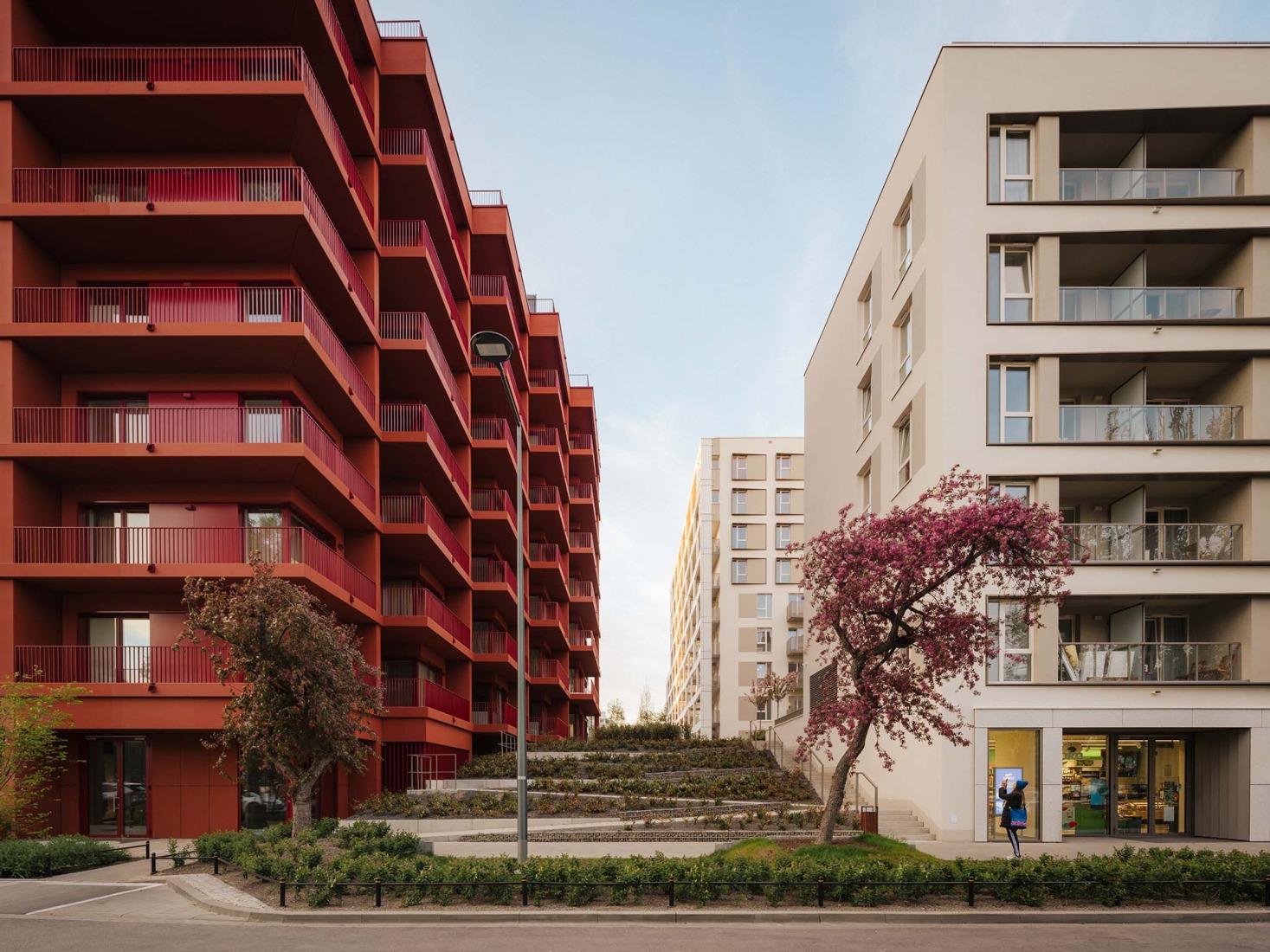 Mokotów moderno por BBGK Architekci. Fotografía por Nate Cook.