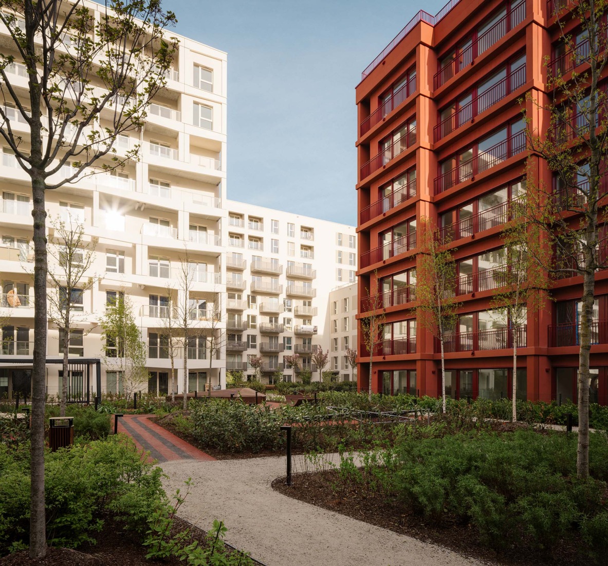 Mokotów moderno por BBGK Architekci. Fotografía por Nate Cook.