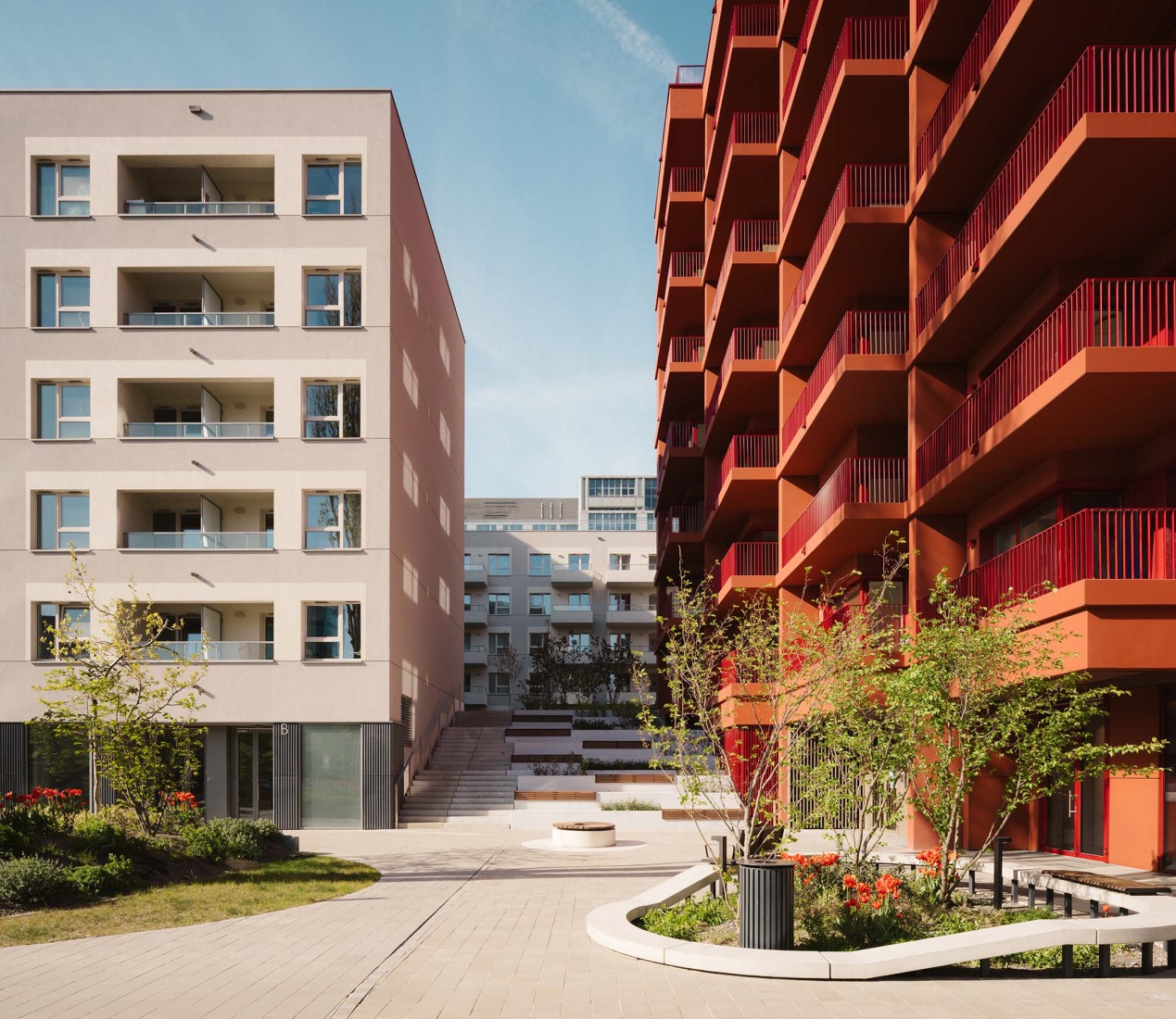 Mokotów moderno por BBGK Architekci. Fotografía por Nate Cook.