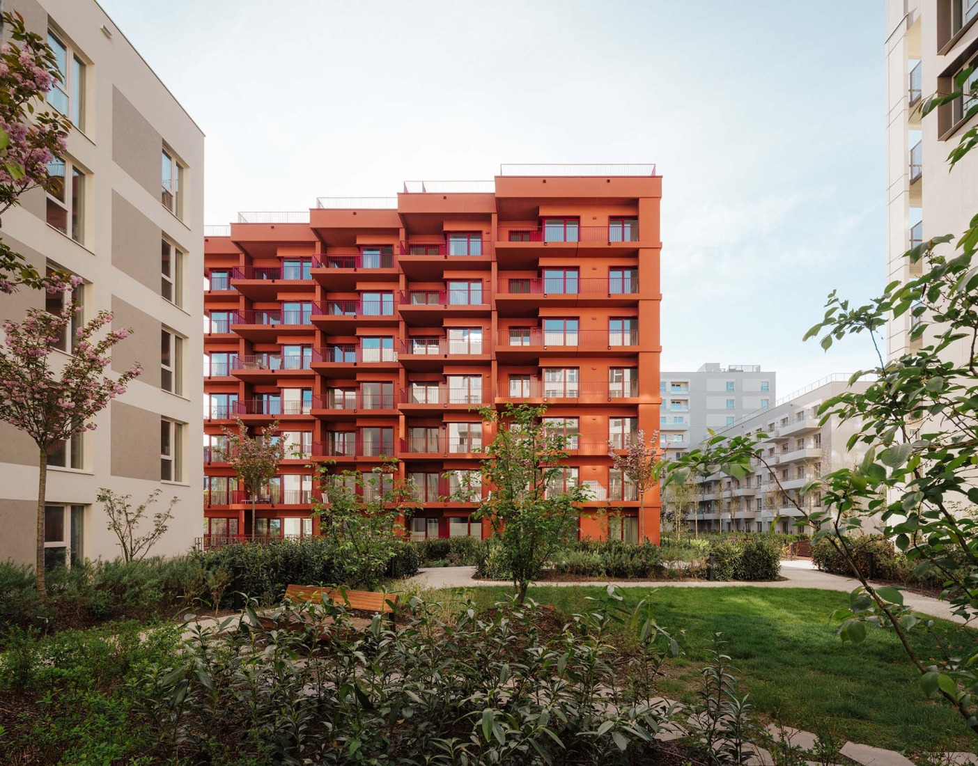 Mokotów moderno por BBGK Architekci. Fotografía por Nate Cook.
