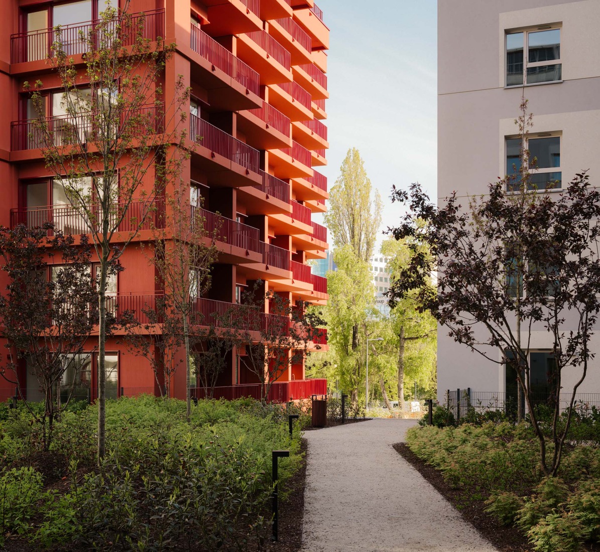 Mokotów moderno por BBGK Architekci. Fotografía por Nate Cook.