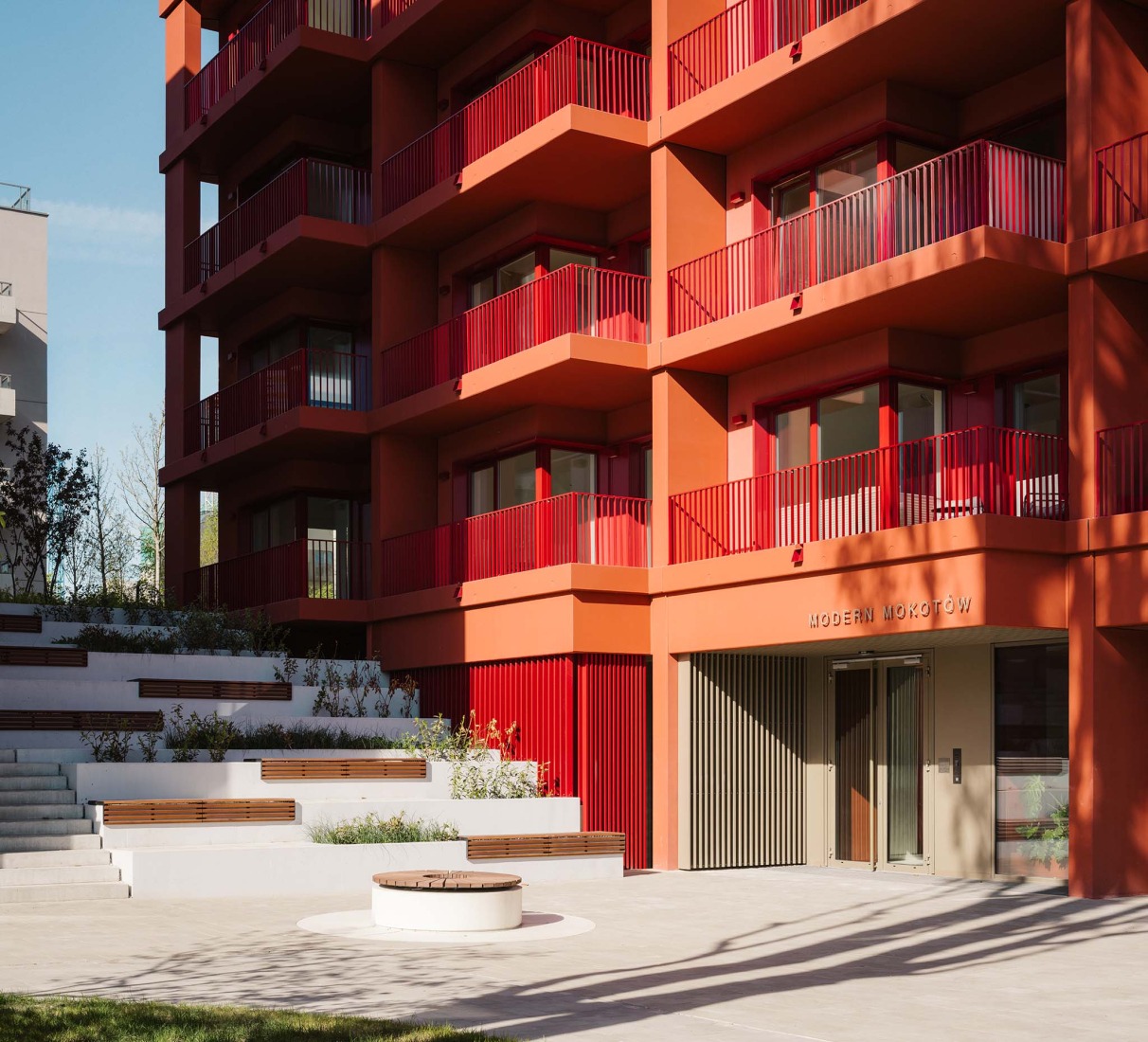 Mokotów moderno por BBGK Architekci. Fotografía por Nate Cook.