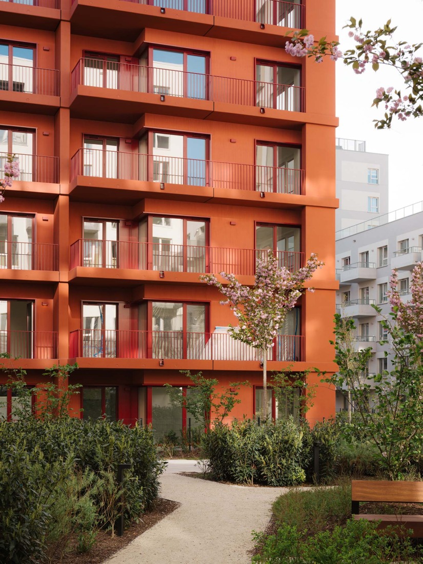 Mokotów moderno por BBGK Architekci. Fotografía por Nate Cook.