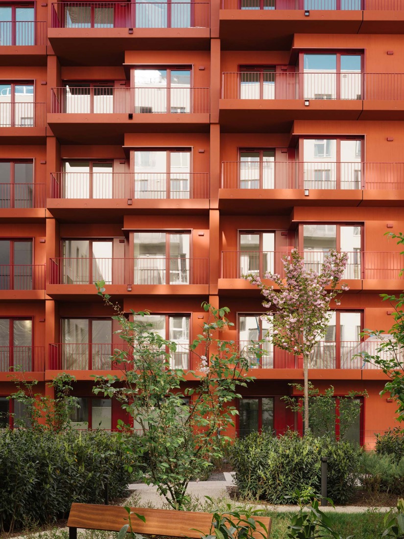 Mokotów moderno por BBGK Architekci. Fotografía por Nate Cook.