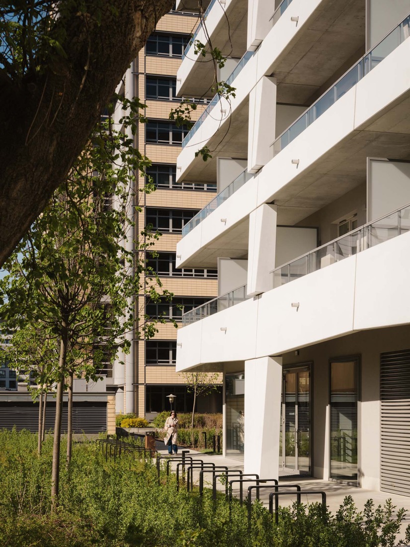 Mokotów moderno por BBGK Architekci. Fotografía por Nate Cook.
