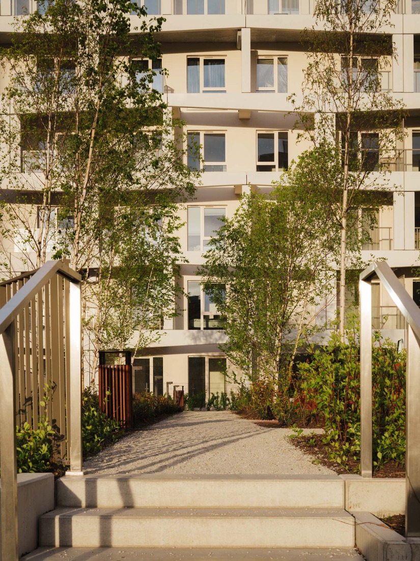 Mokotów moderno por BBGK Architekci. Fotografía por Nate Cook.