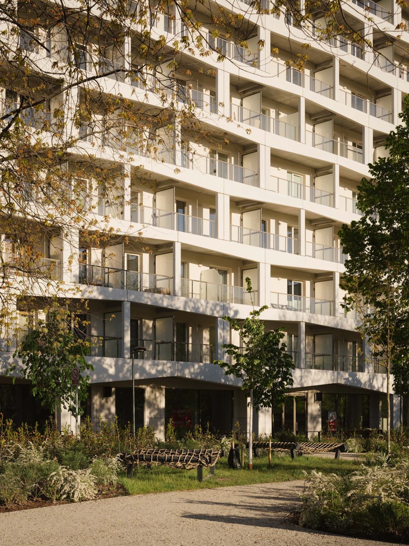Mokotów moderno por BBGK Architekci. Fotografía por Nate Cook.