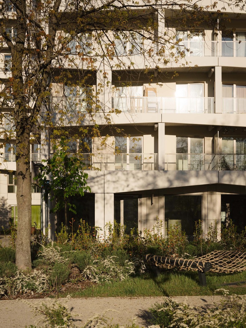 Mokotów moderno por BBGK Architekci. Fotografía por Nate Cook.