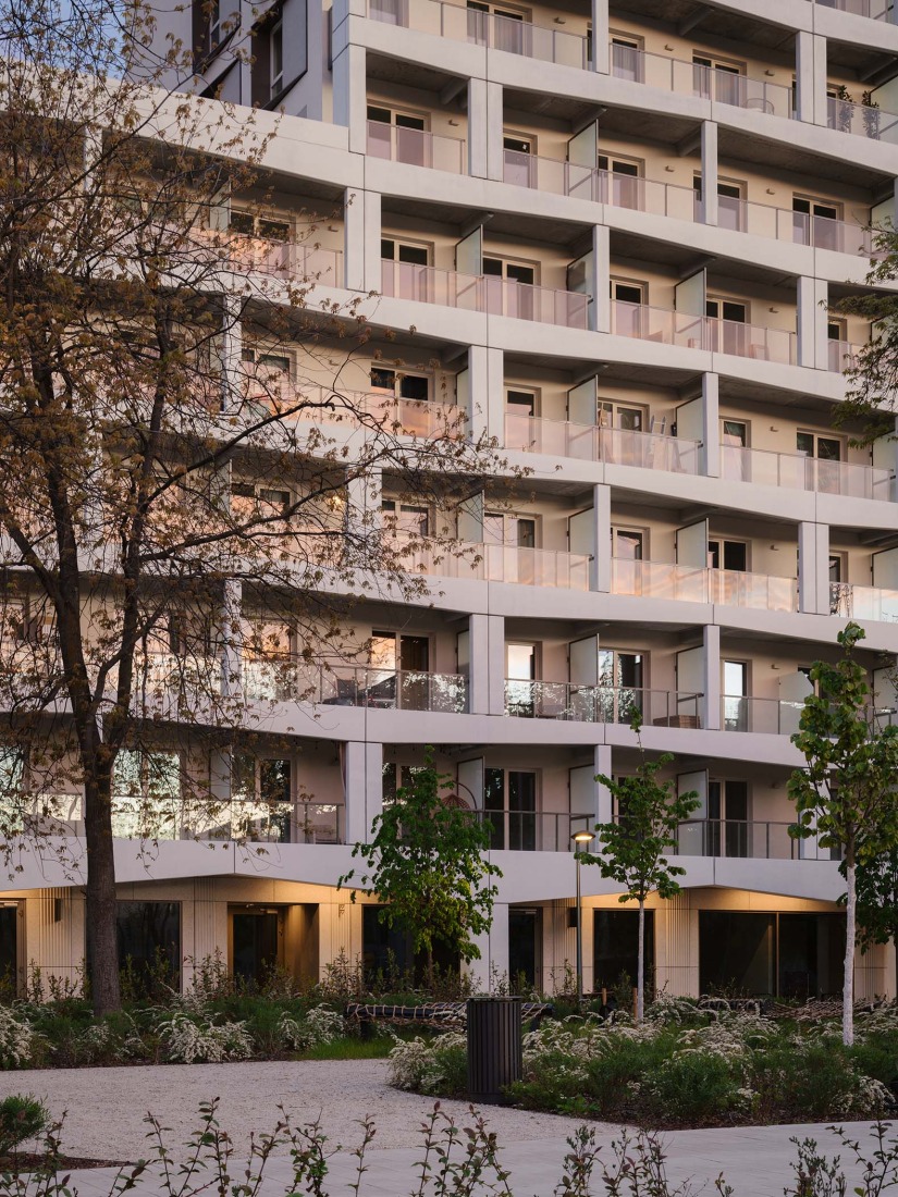 Mokotów moderno por BBGK Architekci. Fotografía por Nate Cook.