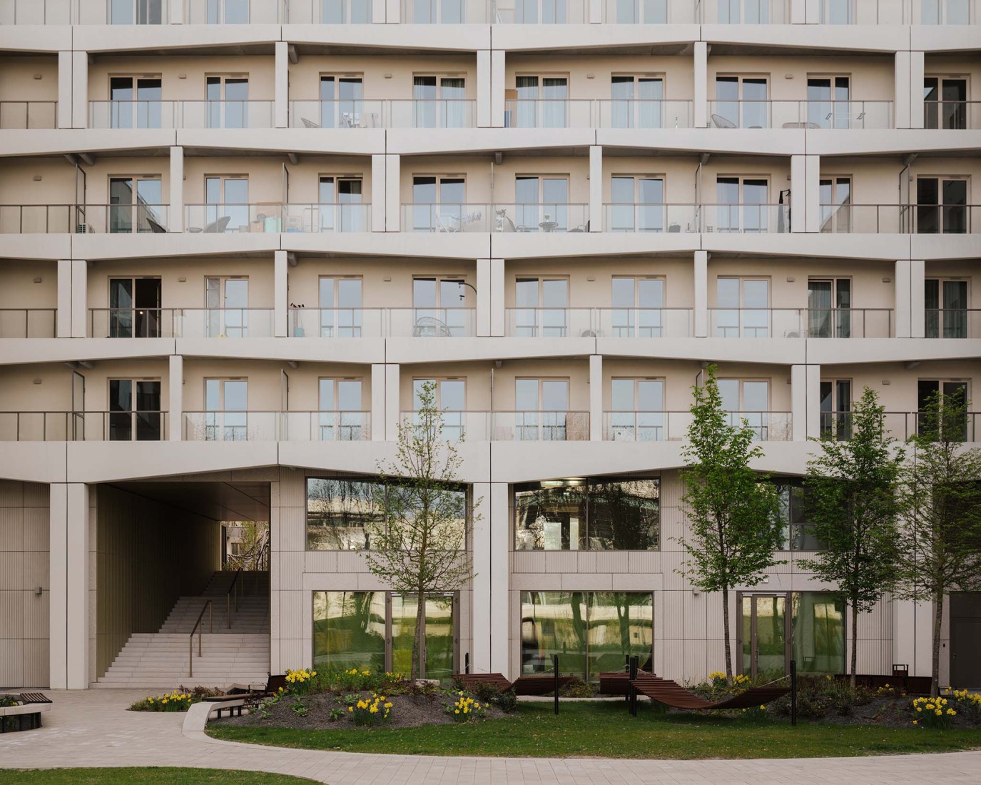 Mokotów moderno por BBGK Architekci. Fotografía por Nate Cook.