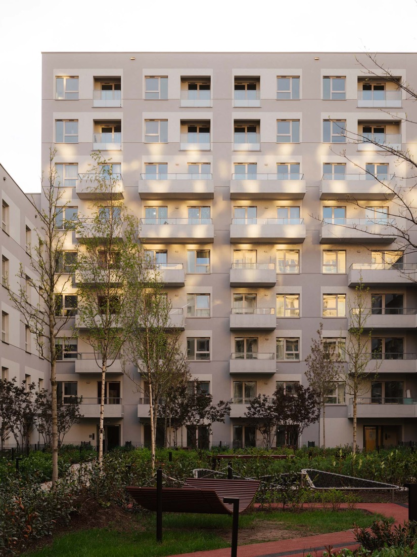 Mokotów moderno por BBGK Architekci. Fotografía por Nate Cook.