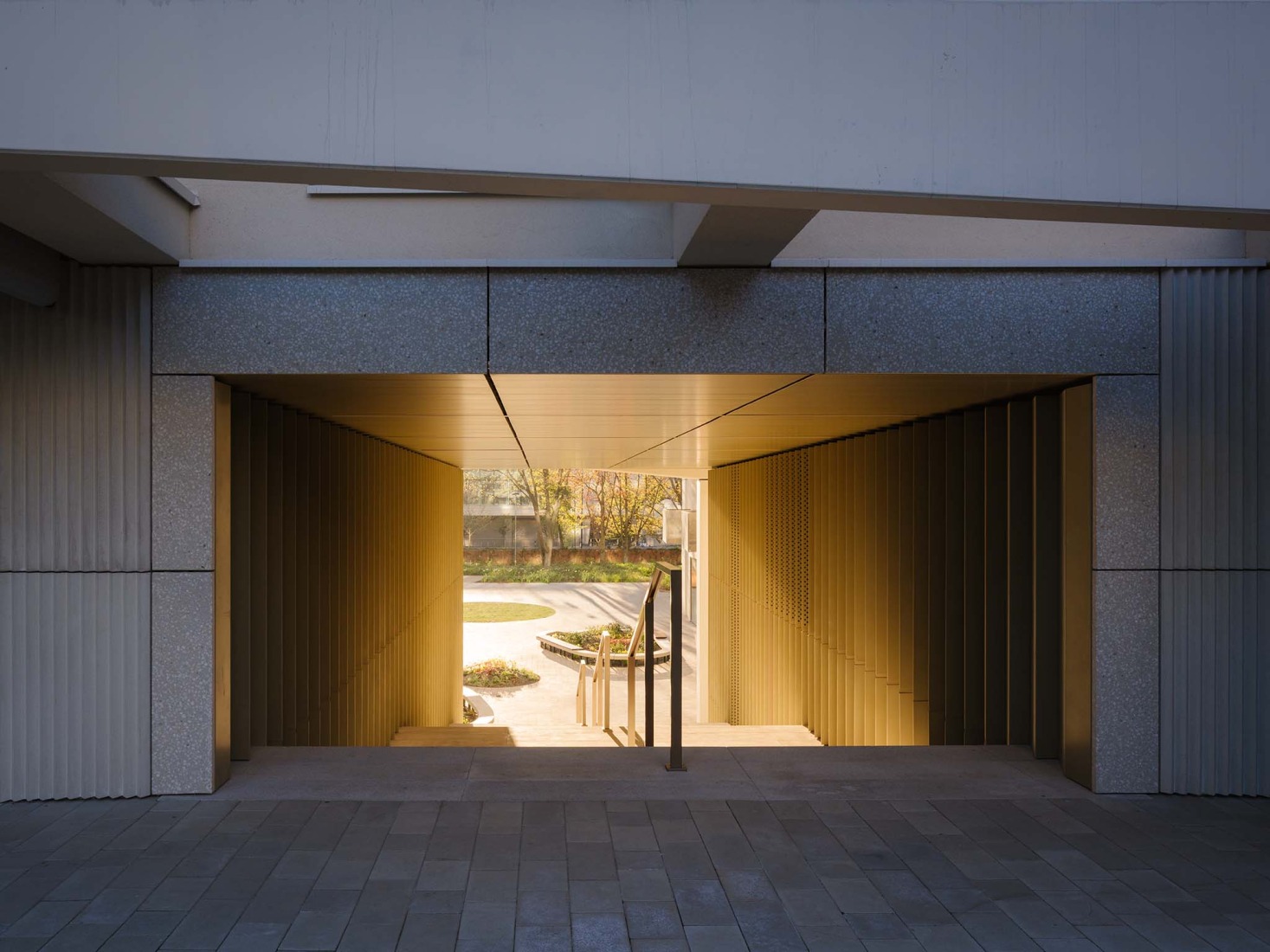Mokotów moderno por BBGK Architekci. Fotografía por Nate Cook.