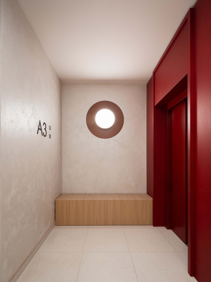 Mokotów moderno por BBGK Architekci. Fotografía por Nate Cook.