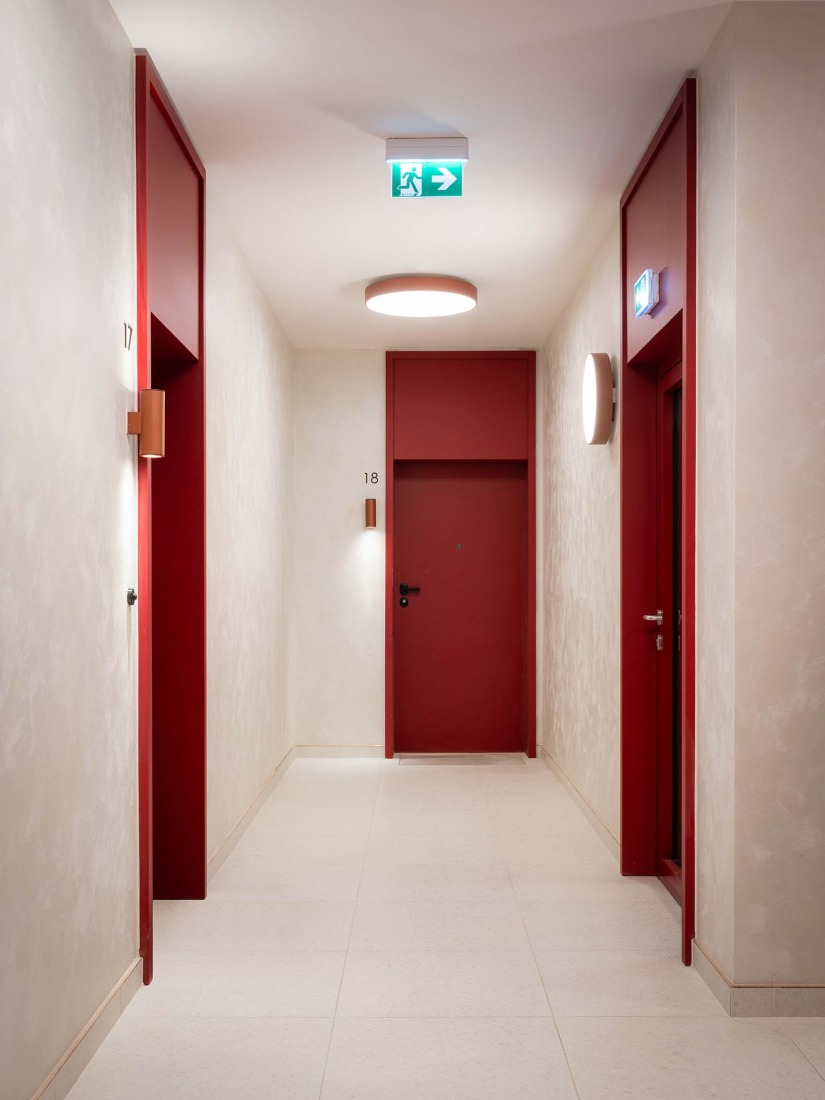 Mokotów moderno por BBGK Architekci. Fotografía por Nate Cook.
