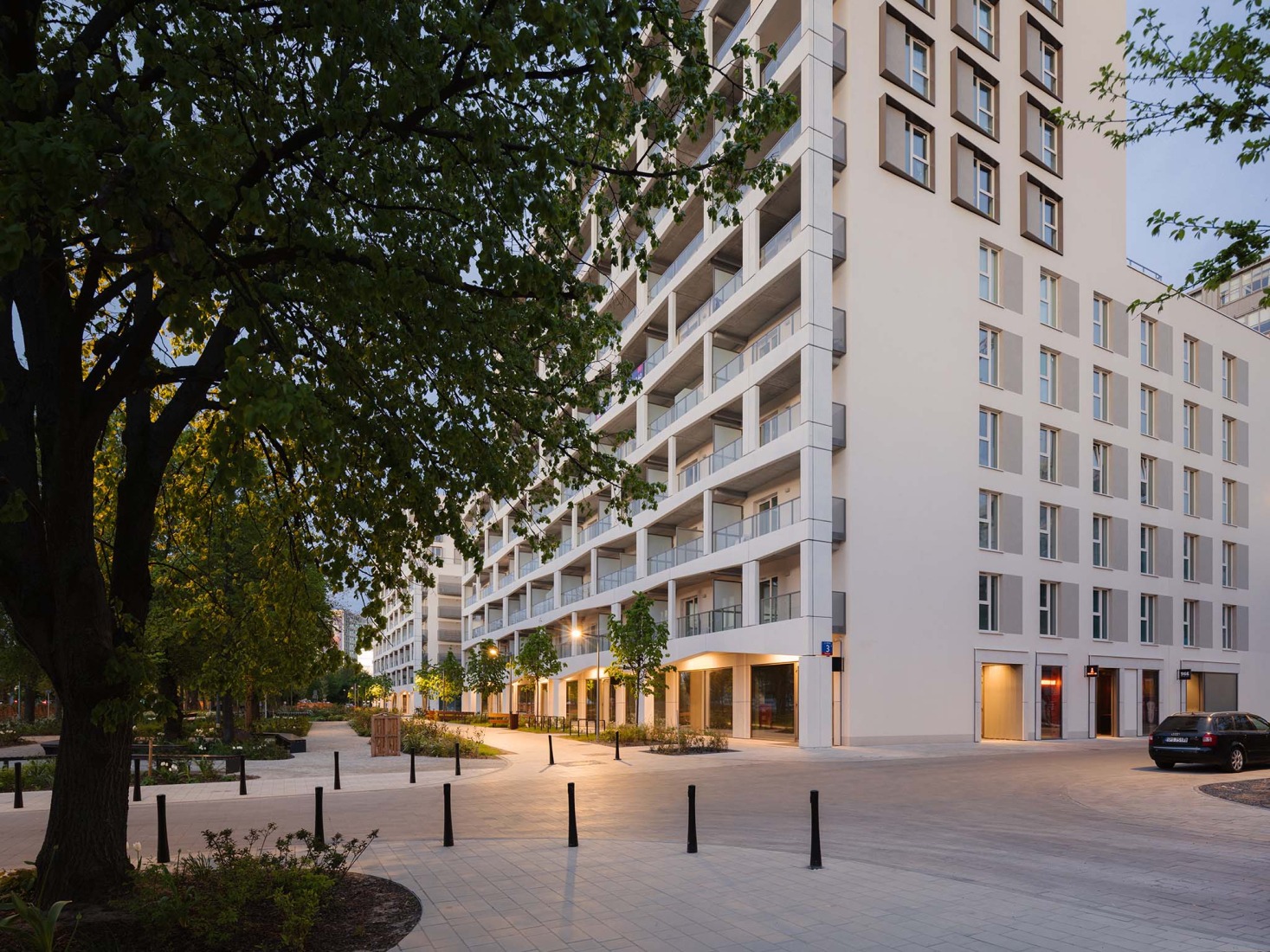 Mokotów moderno por BBGK Architekci. Fotografía por Nate Cook.