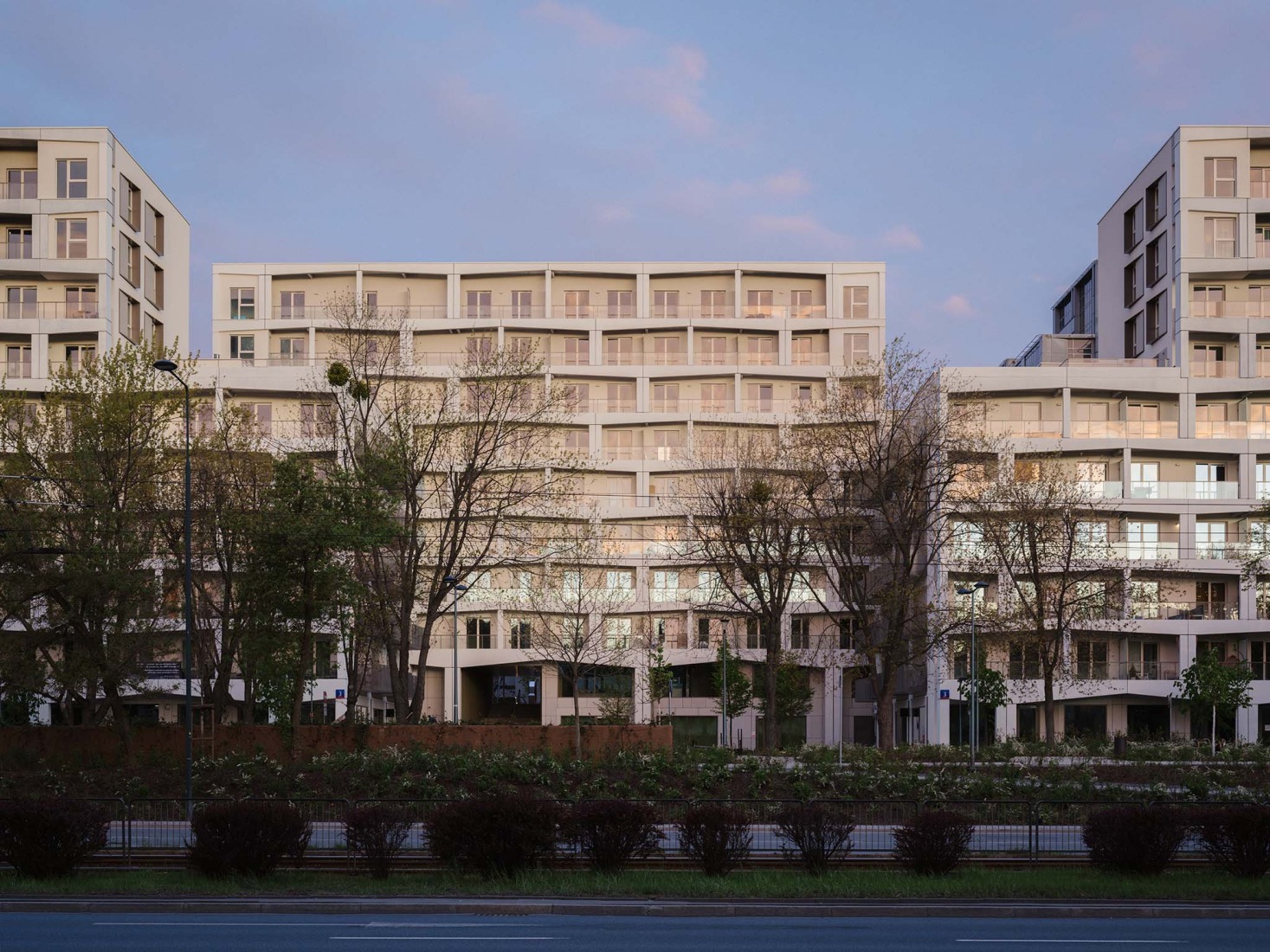 Mokotów moderno por BBGK Architekci. Fotografía por Nate Cook.