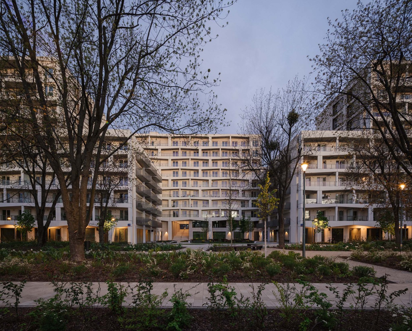 Mokotów moderno por BBGK Architekci. Fotografía por Nate Cook.