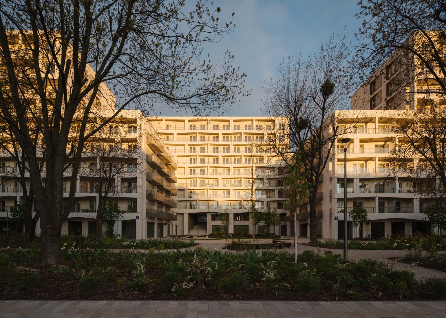 Mokotów moderno por BBGK Architekci. Fotografía por Nate Cook.