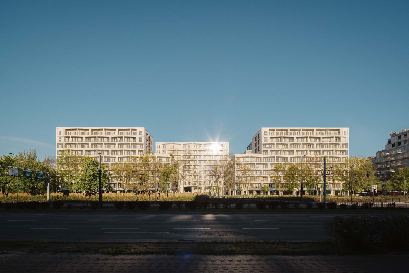 Mokotów moderno por BBGK Architekci. Fotografía por Nate Cook.