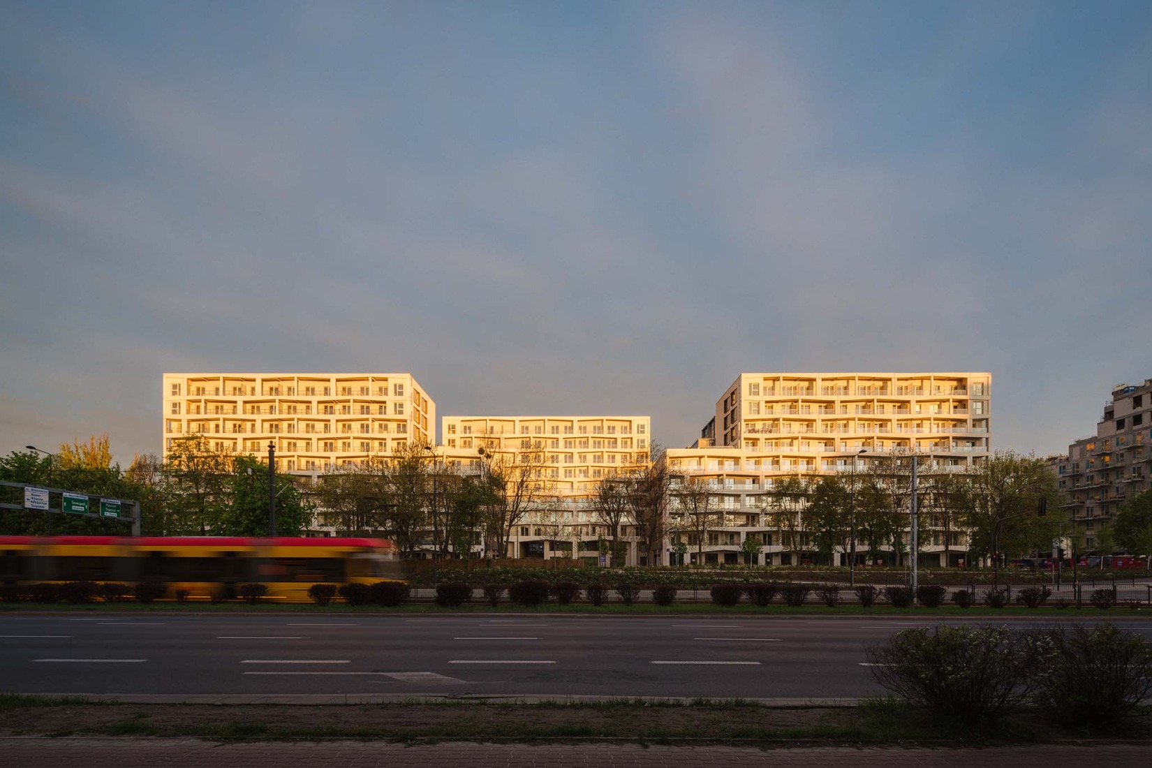 Mokotów moderno por BBGK Architekci. Fotografía por Nate Cook.