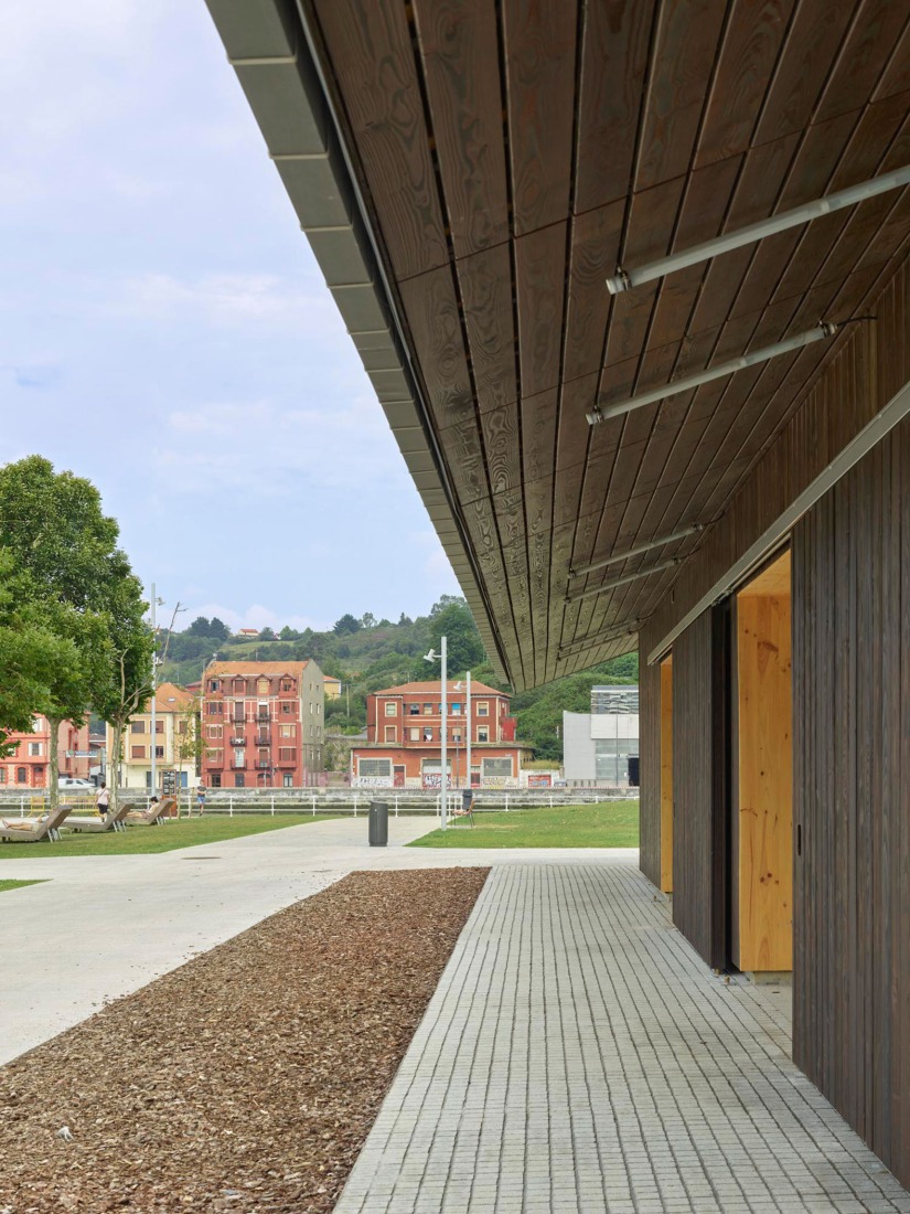 Zamalanda Park on the Nervión Riverside by Burgos & Garrido Arquitectos. Photograph by Roland Halbe.